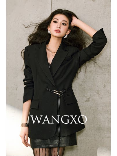 Wangxo｜Shimmering Silk Wool｜Metal Buckle Belt, Notched Lapel, Structured Shoulder Silhouette, Waist-Cinching Blazer
