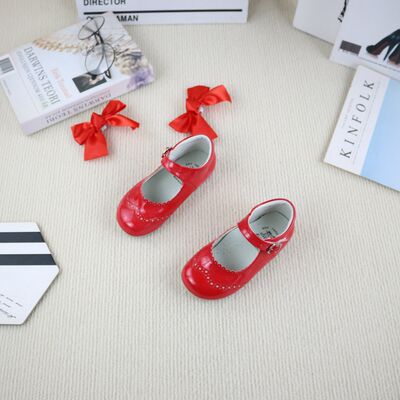 On the 03rd floor, there are new spring and summer styles that have been removed from the counter. They are flat-bottled, round-toed, and shallow-mouthed Velcro lace-up Korean-style little girl leather shoes and princess shoes