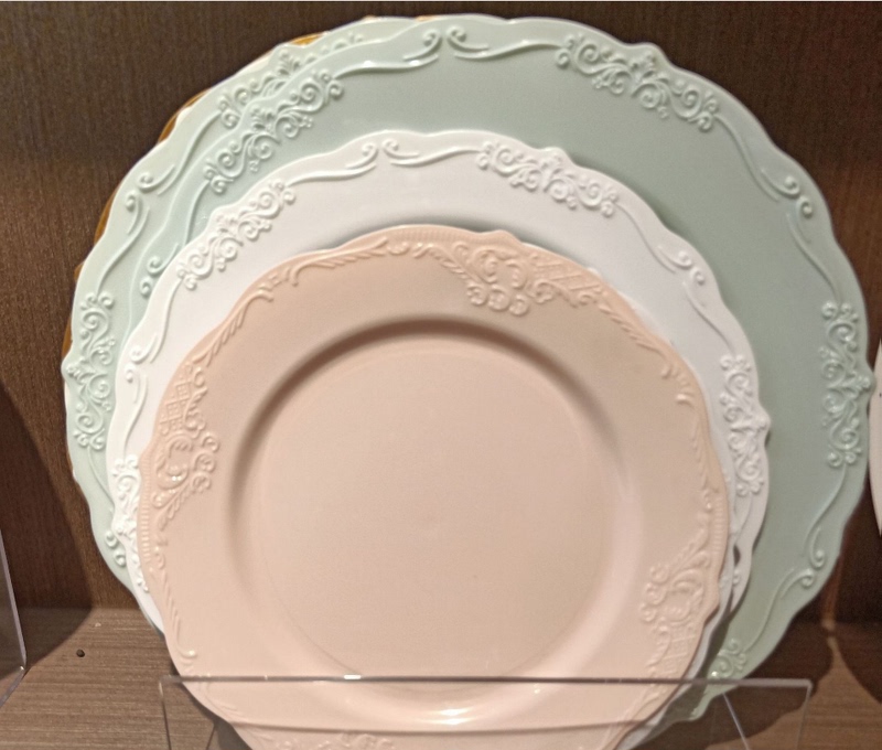  30-Piece Disposable Plates, Pink Hard Plastic Round Plates, Embossed Plates, Scalloped Plates, Gold Dinner Plates and Fork Set