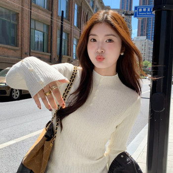 Off-white half turtleneck bottoming shirt