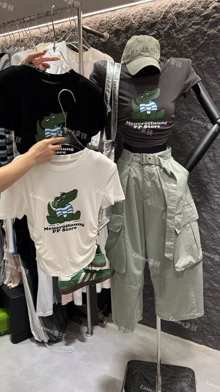Latte Genuine New Summer Style Slim-Fit Short-Sleeved T-Shirt with Small Crocodile Pattern for Women Latte Genuine New Summer Style Slim-Fit Short-Sleeved T-Shirt with Small Crocodile Pattern for Women