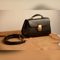 Choose the right hand to make Italian soft cowhide womens elegant and delicate portable hand-held diagonal small bag