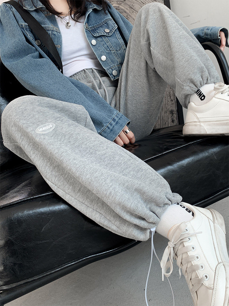 South Korean summer thin grey sweatpants for women with loose legs and high waists, straight and drape, show the trend of skinny sweatpants on Instagram