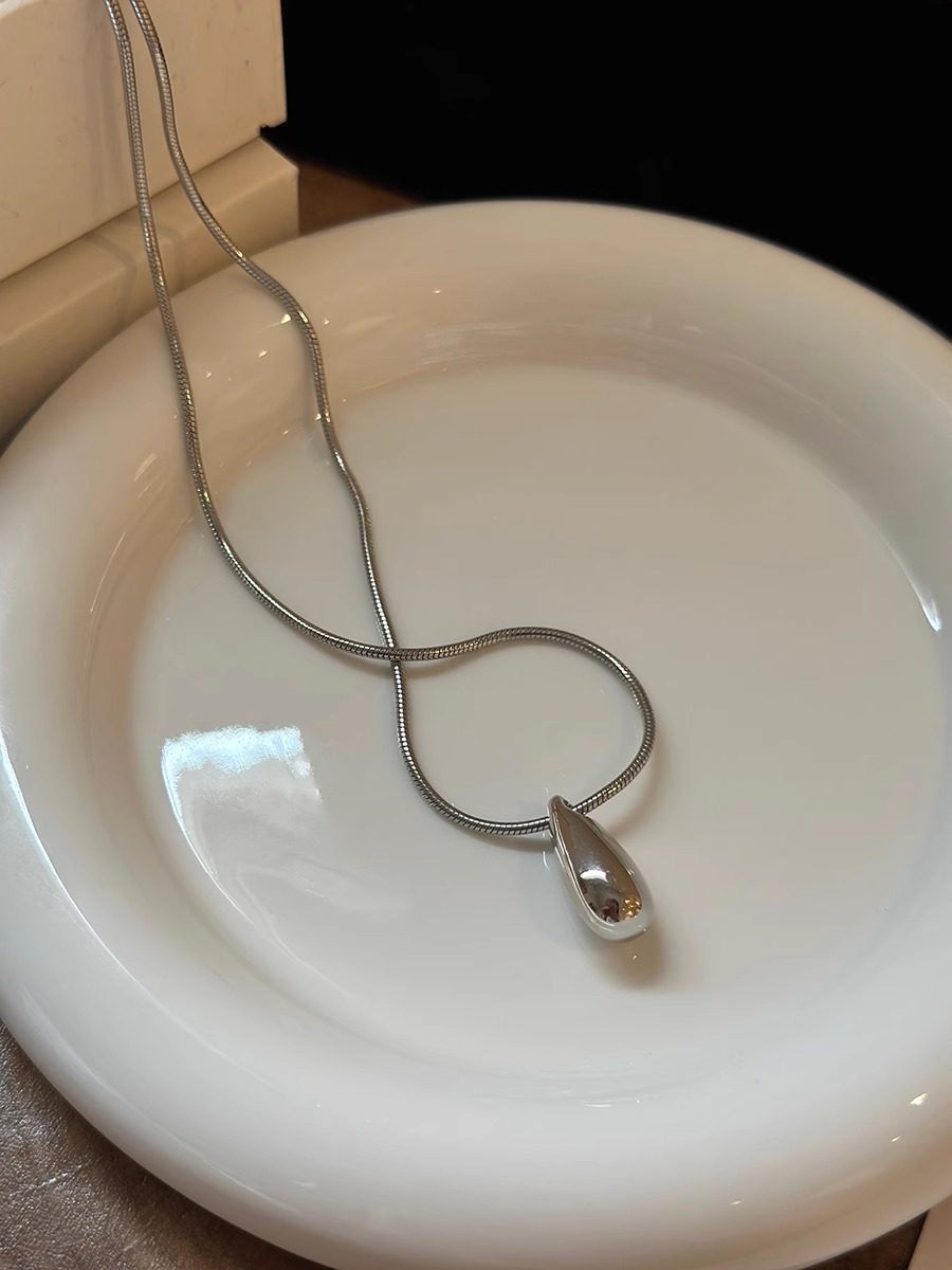 Water Drop Snake Bone Chain Minimalist Cool Style Necklace for Women, High-End Light Luxury Niche Versatile New Sweater Chain Pendant