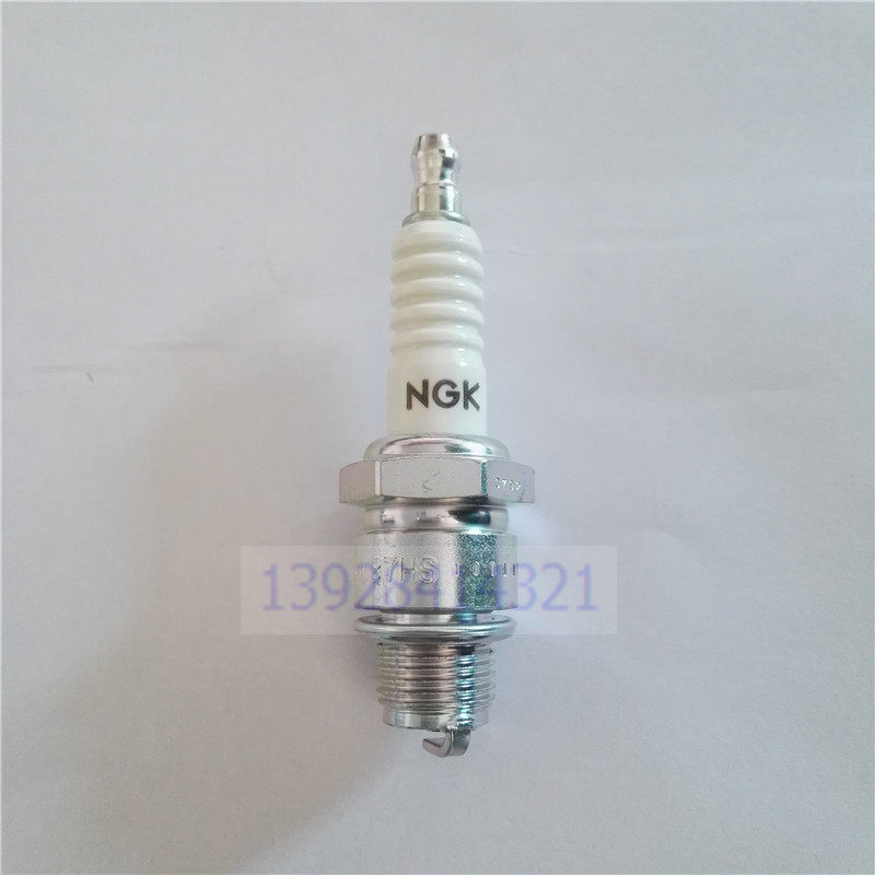 Two-rush morrowing boat outfitted with BP7HS-10 original to import Japanese spark plug B7HS-10