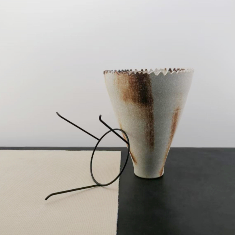 Paired with a Design Featuring a Missing-Brimmed Hat-Shaped Vintage Ceramic Flower Pot, Wabi-Sabi Style, Suitable for Hotel Windows, Courtyards, and Green Plant Floral Arrangements
