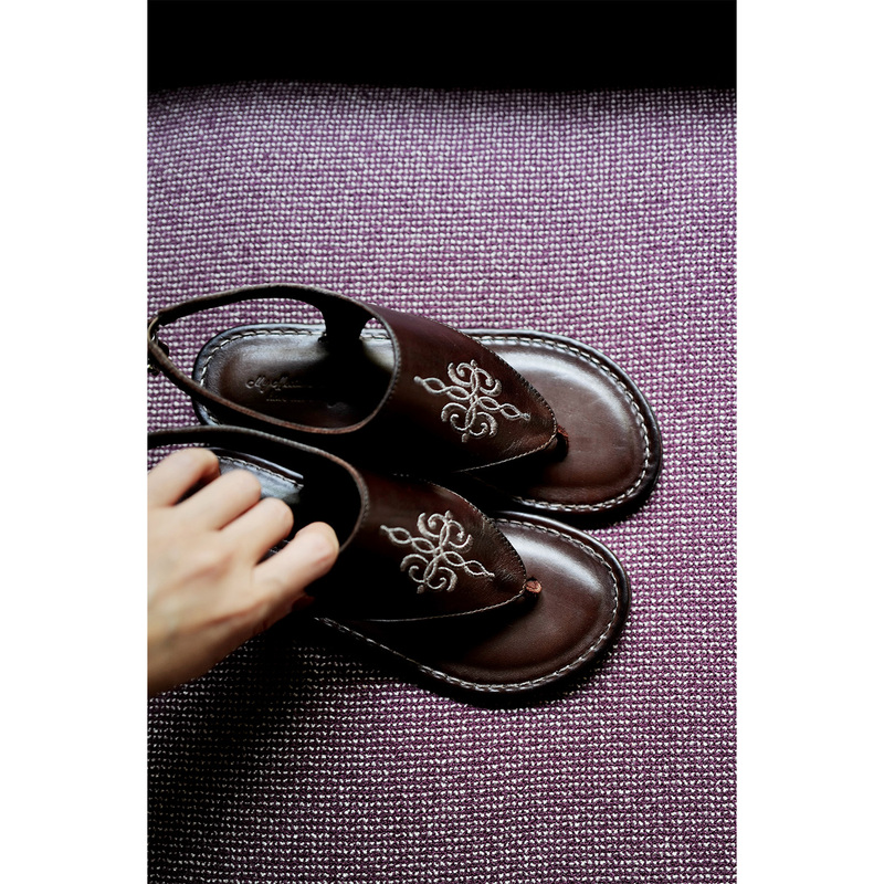 Goya | a Quality Choice of Chinese-Style Exotic Romance: Thong Sandals with a Blend of Washed Fabric and Embroidery
