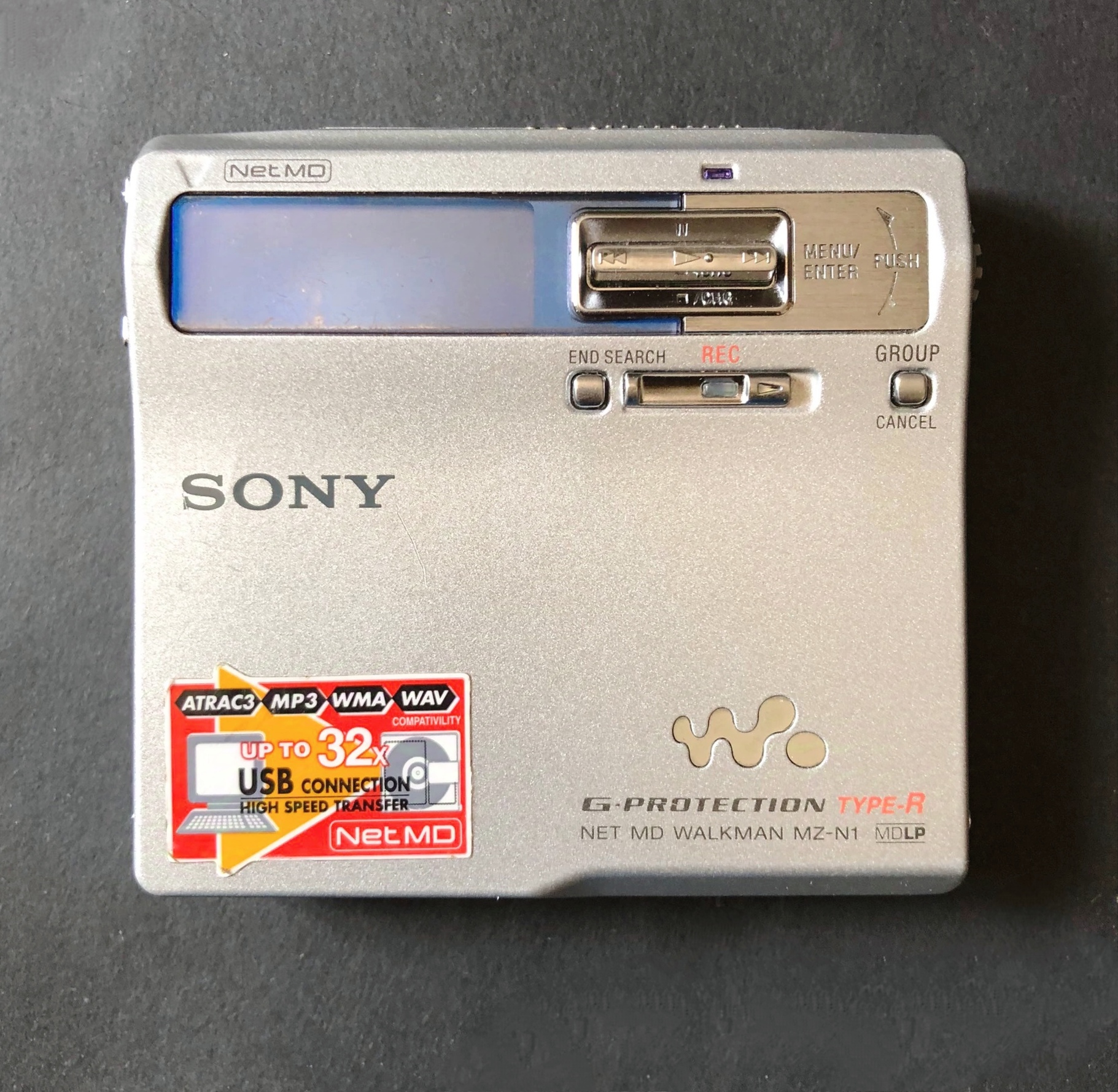 珍藏版火焰橙SONY MD Walkman MZ-R50，音乐爱好者的终极收藏