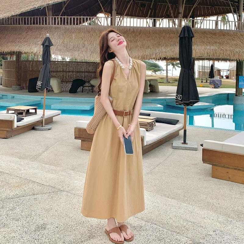 French Resort-Style Khaki V-Neck Sleeveless Dress for Women, Unique and Beautiful Summer Dress with Waist-Cinching Effect and Slimming Elegance