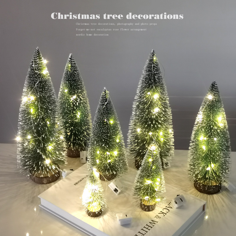 Christmas decorations mini Christmas tree table pine pine pine scene atmosphere arranged with white snow scene