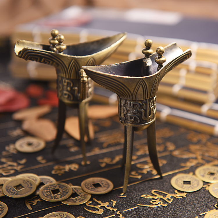 Ancient costume photography props antique metal wine glass wine bottle ancient style retro photo studio shooting props background decoration