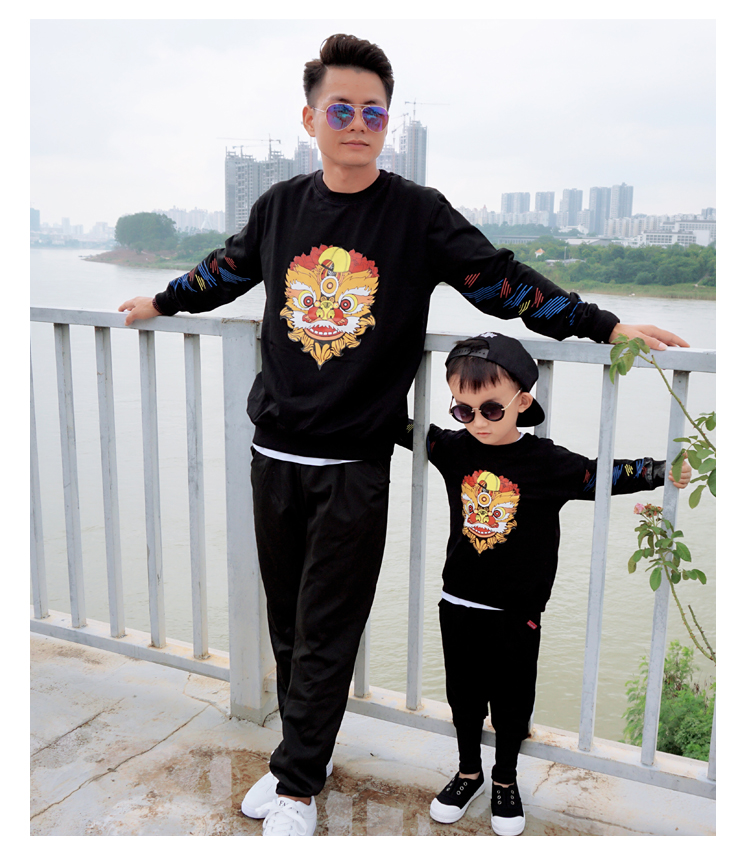 Mùa xuân cha mẹ và con mùa xuân gia đình ba gia đình mặc áo gió quốc gia dài tay mẹ và trẻ em áo len đen áo bông thủy triều quần áo trẻ sơ sinh