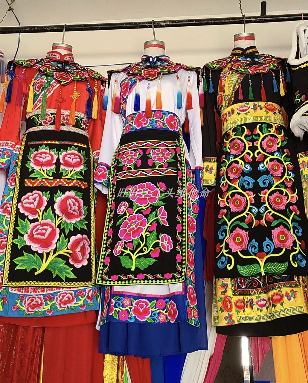 Одежда Qiang Одежда Beichuan Qiang Аксессуары для одежды Qiang Одежда для танцев Одежда для этнических меньшинств Qiang (можно взять напрокат)
