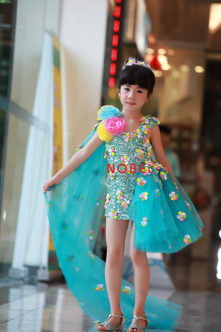 Công chúa váy cô gái ăn mặc đặc biệt phá vỡ xử lý mã trẻ em chụp ảnh quần áo dịch vụ hiệu suất máy chủ lưu trữ quan ao tre em