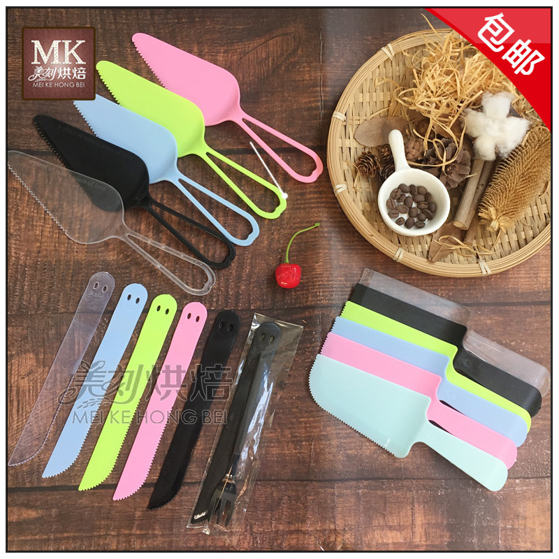 Disposable extended cutter birthday cake knife thickened plastic straight knife holder knife smiley face knife independent packaging 100 pieces