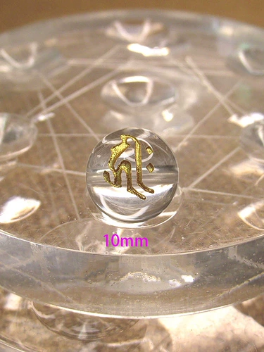 Белый кварц, бусины, резное украшение-шарик, натуральная вода, браслет из кварца