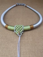 Серебряное серый ожерелье