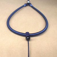 Темно -синий ожерелье