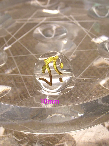 Белый кварц, бусины, резное украшение-шарик, натуральная вода, браслет из кварца