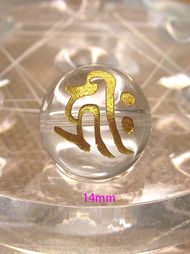 Белый кварц, бусины, резное украшение-шарик, натуральная вода, браслет из кварца