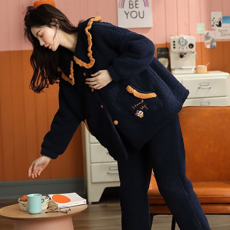 Daily Gtra ~ One more look at you in the crowd. The new velvet padded coral fleece pajamas can be worn outside.