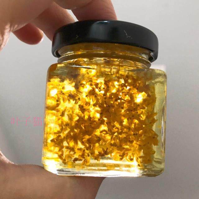 The nests partner themselves at home making beautiful flower-style osmanthus icing sugar packets