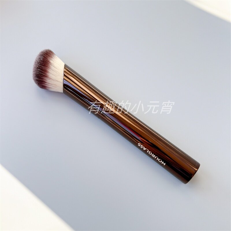💄 遇见你的完美底妆:HOURGLASS光感斜角粉底刷+亮彩半月遮瑕刷-化妆刷-淘宝好物网