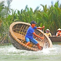 Vietnamese net red punching ground dustpan boat rotating boat hand rowing performance boat round bamboo boat water tumbler