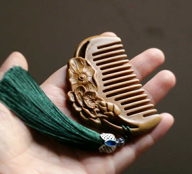 Simple mini comb with green sandalwood comb carved lotus mandarin ducks play water fox roses