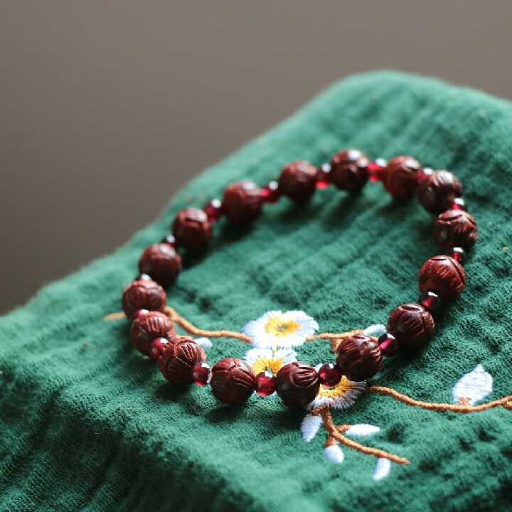 Only the years can keep small leaf sandalwood lotus beads hand string garnet bracelet original design simple retro buddha beads