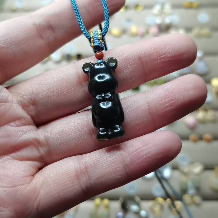 Beyyu and Tian Yuear pin the needle in the eye