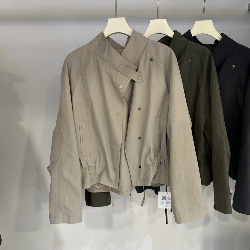 High-End European Style Stand-Up Collar Diagonal Button Workwear Casual Jacket for Women, 2026 Autumn New Design Short Trench Coat High-End European Style Stand-Up Collar Diagonal Button Workwear Casual Jacket for Women, 2026 Autumn New Design Short Trench Coat