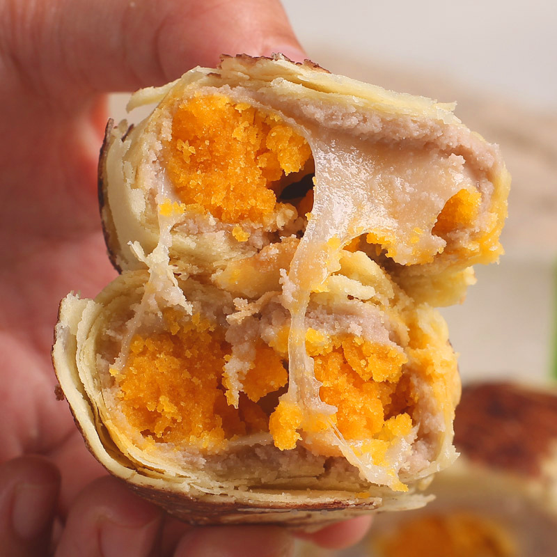 Taiwan imported specialty big armour taro small taro egg yolk sesame potato taro crisp gourmet pastry heart mid-autumn gift box