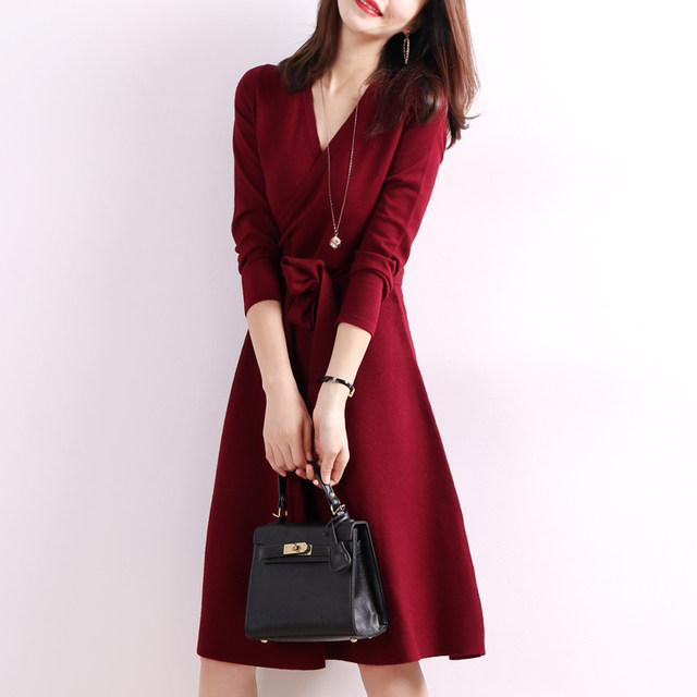 Mid-length V-neck red knitted dress for women spring and autumn 2023 new A-line waist slimming bottoming with thickened inner