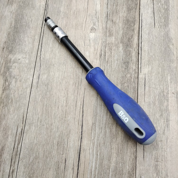 100 COMFORTABLE HOUSING WITH RETRACTABLE BENDABLE AND EXCHANGEABLE HEAD SCREWDRIVER
