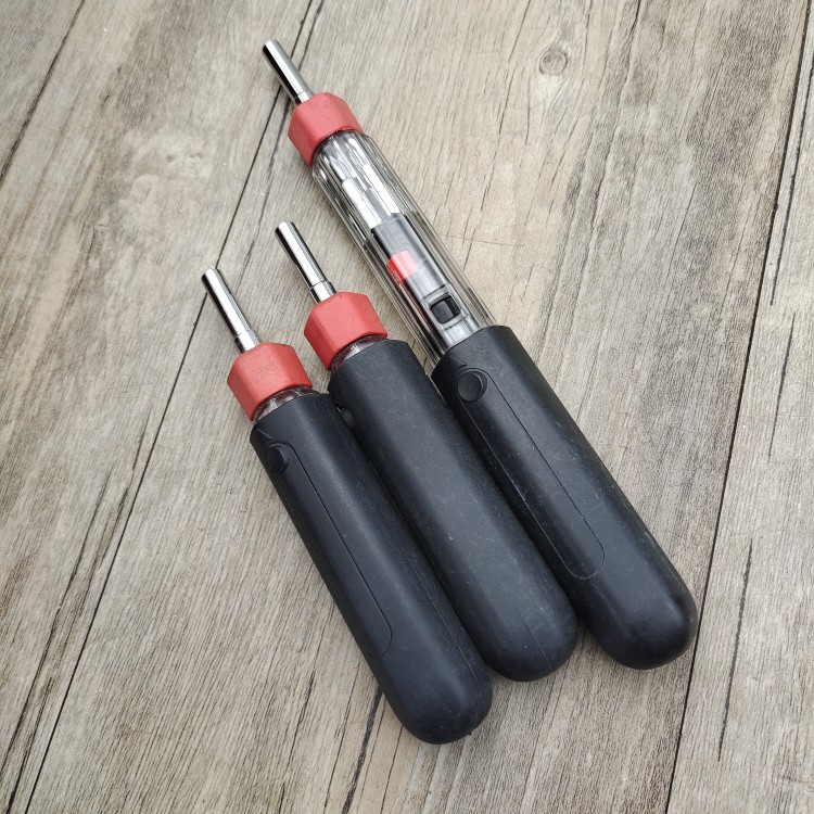 Telescopic automatic change of head and watch screwdriver itself with a lot of head