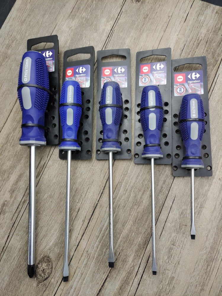 The Carrefour screw driver with a magnetic head on the head.