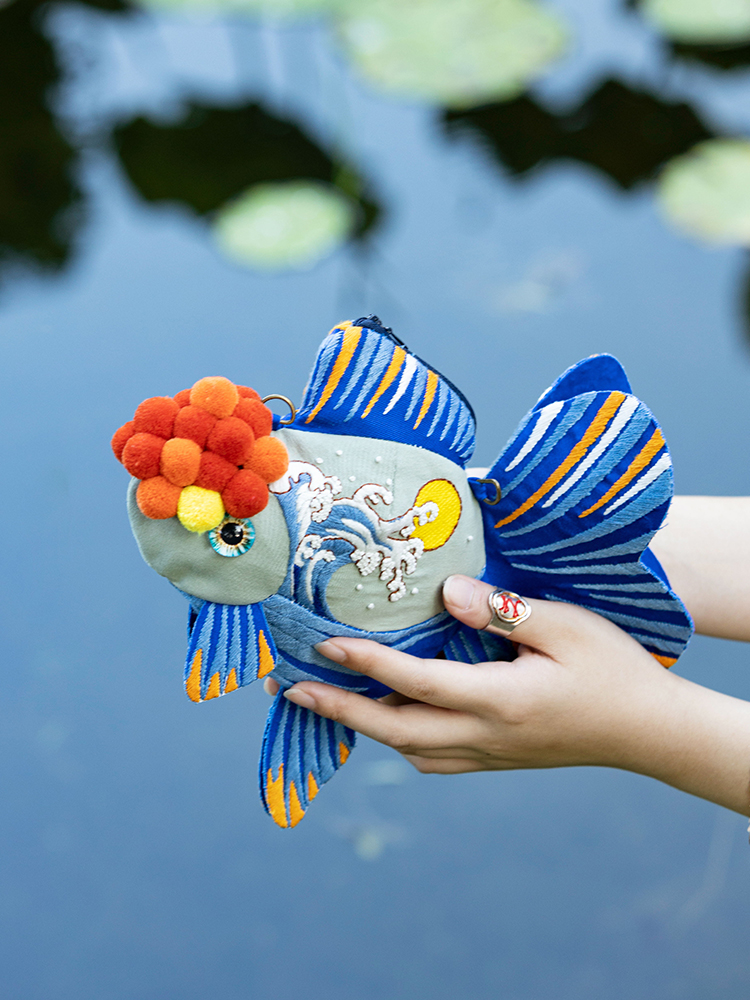 Wang's hand-made handmade embroidery diy material bag Fabric mouth gold bag Self-embroidery three-dimensional production Meng fun strange fish bag