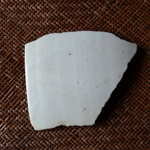 Specimens of egg-white glaze porcelain fragments from Hutian kiln in Yuan Dynasty Fragment specimens of ancient blue-white glaze porcelain fragments Specimens of Privy Palace porcelain from Yuan Dynasty