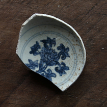 Specimens of blue and white porcelain shards made of Huiqing material in the late Ming Dynasty. Ancient porcelain shards. Identification of ancient porcelain shards made of blue and white bowl rims in the Ming and Qing dynasties.