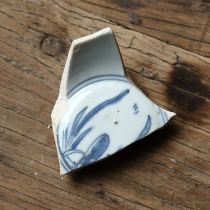 Specimens of old blue and white porcelain pieces from the Ming and Qing Dynasties. Ancient porcelain pieces from the Qing Dynasty. Old porcelain pieces with base models. Blue and white porcelain pieces from folk kilns.