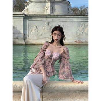 ເສື້ອຍືດແຂນເສື້ອ chiffon trumpet ທີ່ບໍ່ສະຫມໍ່າສະເຫມີ floral ຝຣັ່ງ