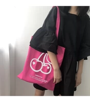 Розовая красная роза красная вишня открыта или одинока