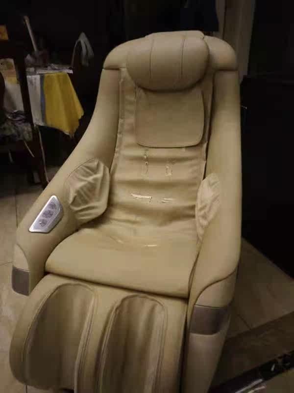 Back leather backrest skin on the back of the Kwaz massage chair