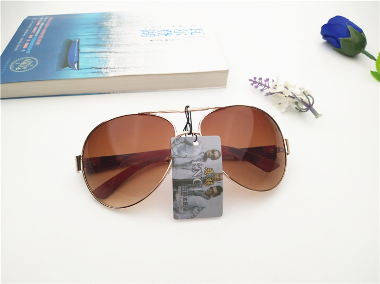 Nam kim loại đơn giản khung kính mát bán buôn 蛤蟆 gương thủy triều mát mẻ cổ điển phong cách sunglasses UV khuyến mãi