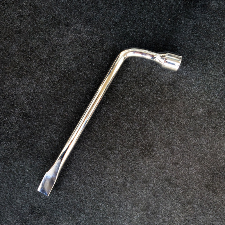 Apply to Nissan Nissan Chi Jun Yida Palatin NV 200 tyre wrench car removal sleeve