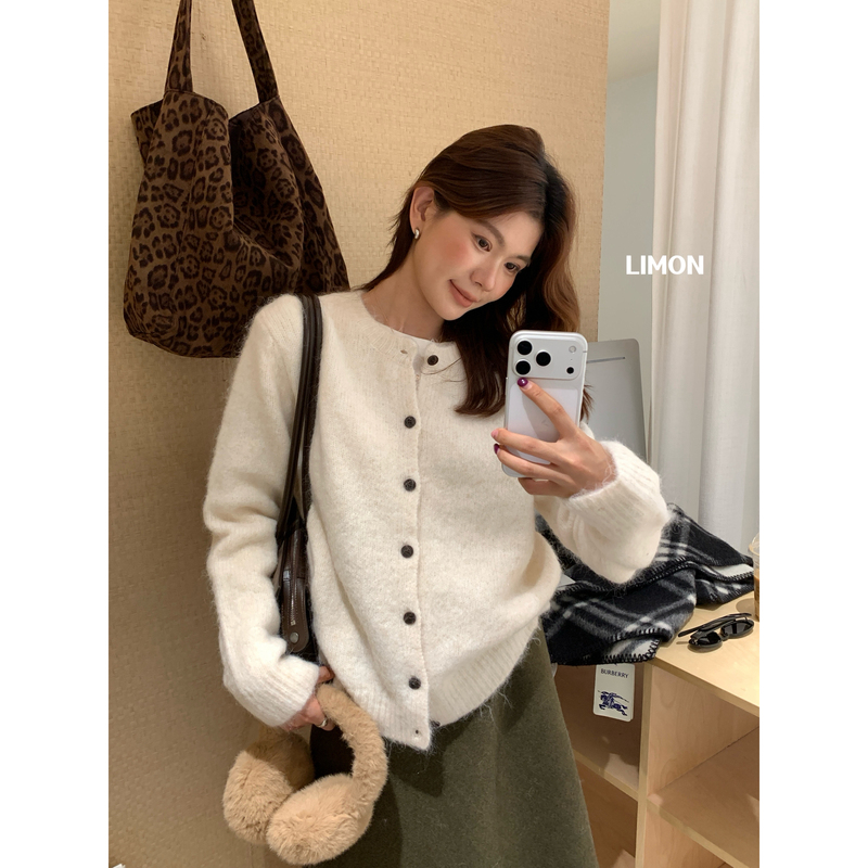 Lemon Green Tea - New for Winter, a Versatile Loose-Fitting Crew Neck Sweater with a Lazy Vibe Lemon Green Tea - New for Winter, a Versatile Loose-Fitting Crew Neck Sweater with a Lazy Vibe