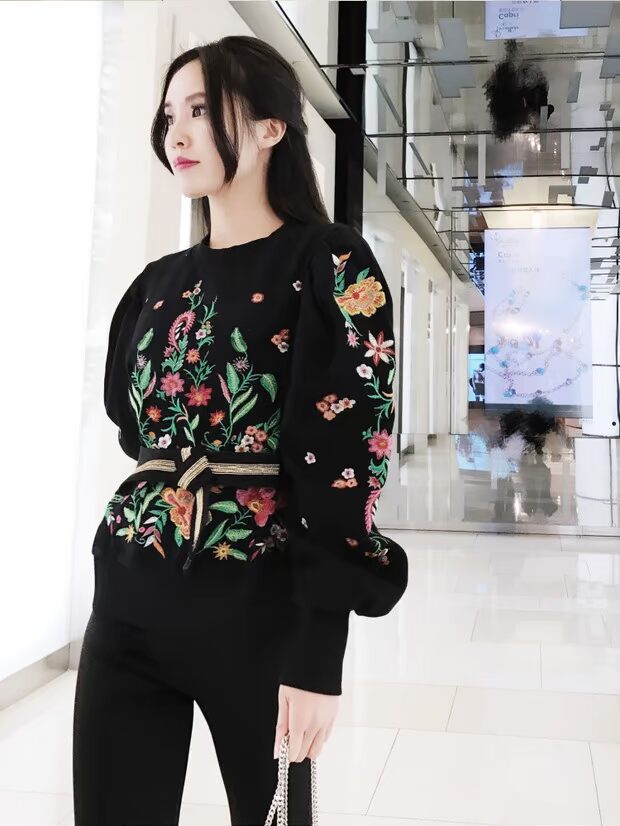Bể bơi có thể là hàng thủy triều, dây chuyền vàng, kết cấu lưới, vành đai phổ quát latex nịt bụng