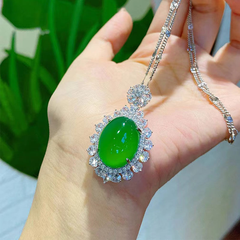 天然の氷のような半透明の瑪瑙と玉髄を模した楕円形のペンダントにダイヤモンドを散りばめた、女性向けのファッショナブルなネックレス。