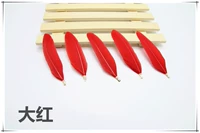 Около 10 больших красных